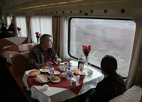قطار تبت نسبت به دو قطار روسيه و كانادا امكانات ساده‌تری دارد.