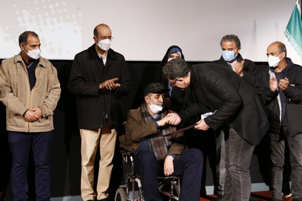 تصاویر | کارگردان پیشکسوت سینما با صندلی چرخدار در بزرگداشت خود حاضر شد