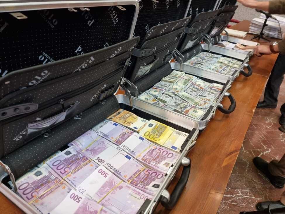 کیف رشوه دلار و یورو