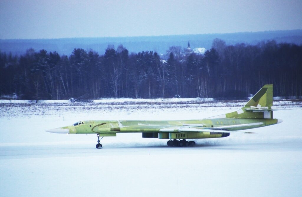 تصاویر | سری جدید بمبافکنهای توپولوف ۱۶۰ روسیه رونمایی شد
