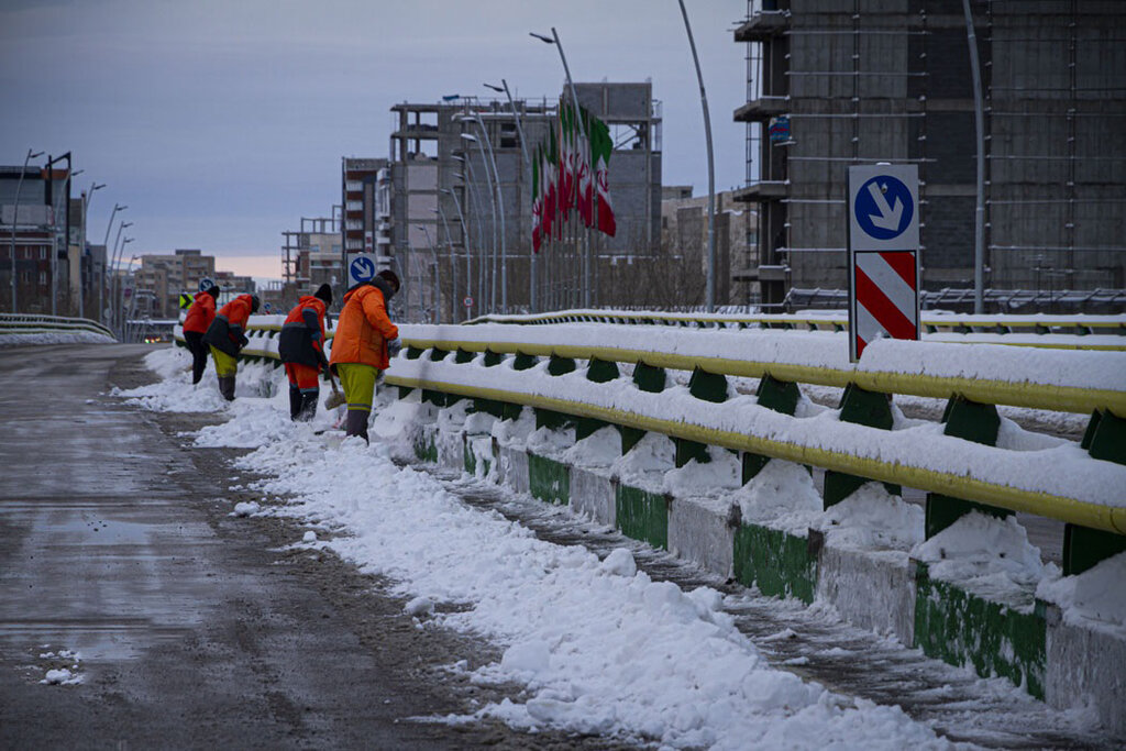 ۲ ویدئوی دیدنی از بارش حدود ۲ متری برف در جاده سپیدان  برف