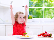 اینفوگرافیک | ۷ ترفند برای آشنا کردن کودکان با غذاهای جدید