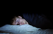 چرا نیمه‌های شب از خواب می‌پرید؟ | راهکارهایی برای رفع بی‌خوابی