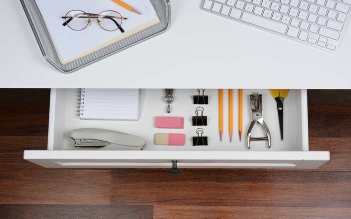 ۸ چیزی که نباید در خانه دیگران به آنها دست بزنید