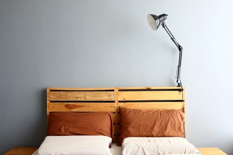 ۸ چیزی که نباید در خانه دیگران به آنها دست بزنید