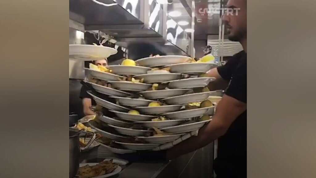 جابجایی ۳۱ بشقاب پر از غذا با یک دست