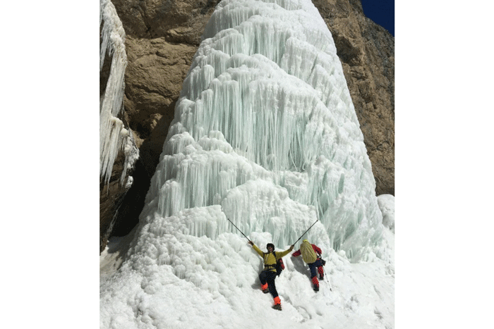 از آبشار یخزده تا بومگردی گیاهان دارویی در سنگان