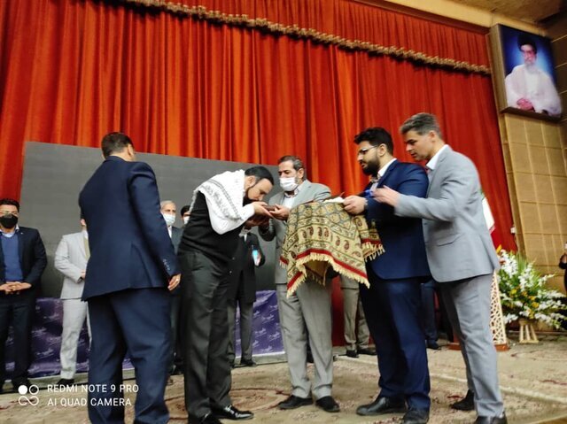 معارفه عجیب شهردار کرمانشاه | پخش ۳۰ آهنگ در یک جلسه معارفه؛ از سامی یوسف تا آهنگهای حماسی!