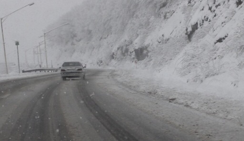 آخرین وضعیت ترافیکی جاده های کشور | بارش برف و باران در جاده چالوس و هراز