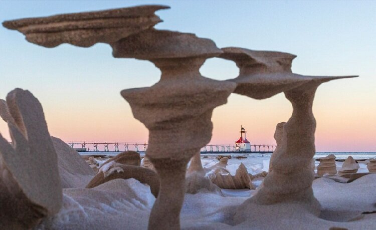 تصاویر | راز مجسمههای شنی عجیب در سواحل میشیگان
