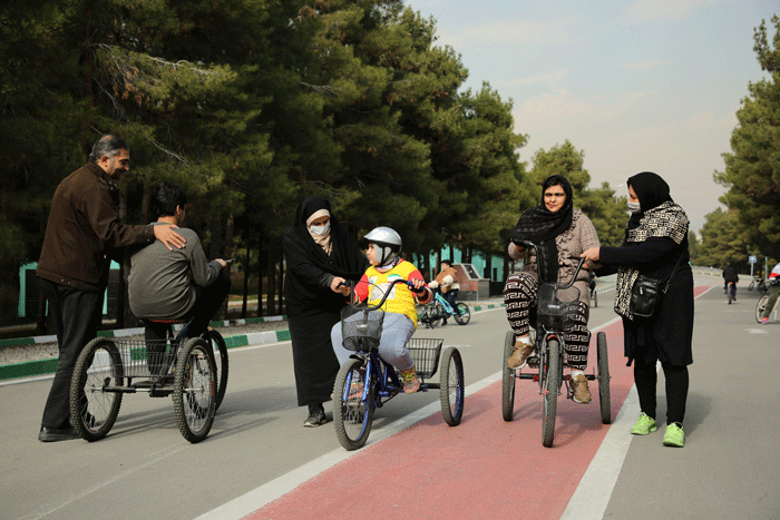 کار متفاوت قهرمان دوچرخه سواری در سرخه حصار | مدال قهرمانی ام کمک به کودکان معلول است