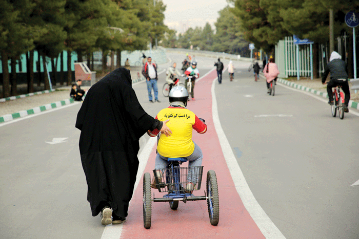 کار متفاوت قهرمان دوچرخه سواری در سرخه حصار | مدال قهرمانی ام کمک به کودکان معلول است