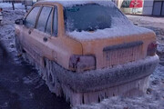 تصویری عجیب از شدت سرما در زنجان | پراید این بار یخ زد