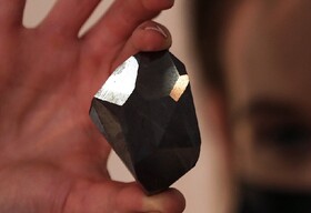 ببینید | نمایش الماس سیاه در دبی | جواهری که به زمین تعلق ندارد