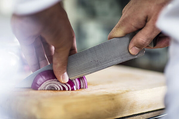 چگونه پیاز را نگینی خرد کنیم | چند ترفند ساده برای خرد کردن پیاز بدون اشک ریختن | پیاز خرد شده را تا چند روز میتوان نگه داشت؟