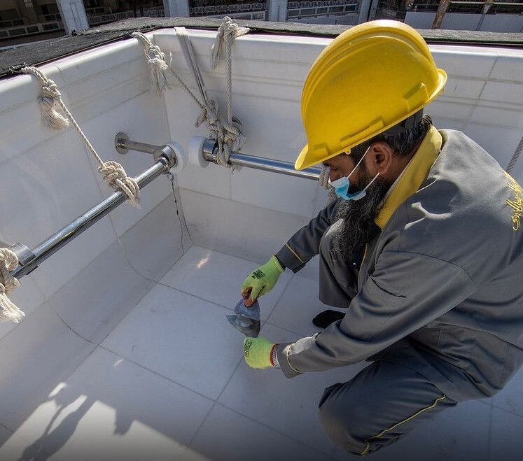 تصاویر | لحظاتی دیدنی از شستوشو و بازسازی پشتبام خانه خدا