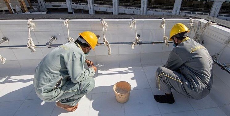 تصاویر | لحظاتی دیدنی از شستوشو و بازسازی پشتبام خانه خدا