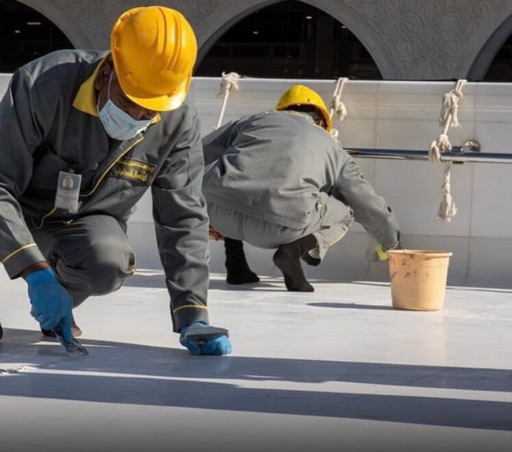 تصاویر | لحظاتی دیدنی از شستوشو و بازسازی پشتبام خانه خدا