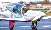 تصاویر جوانترین زنی که به تنهایی به دور دنیا پرواز کرد | اعتراف دختر ۱۹ ساله بلژیکی - بریتانیایی