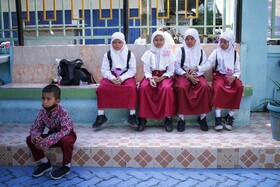 عکس روز| دانش‌آموزان در انتظار واکسن کرونا