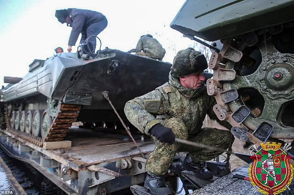 تصاویر تازه از افزایش نیرو در نزدیکی اوکراین؛ آمادگی برای یک جنگ ۹ ماهه