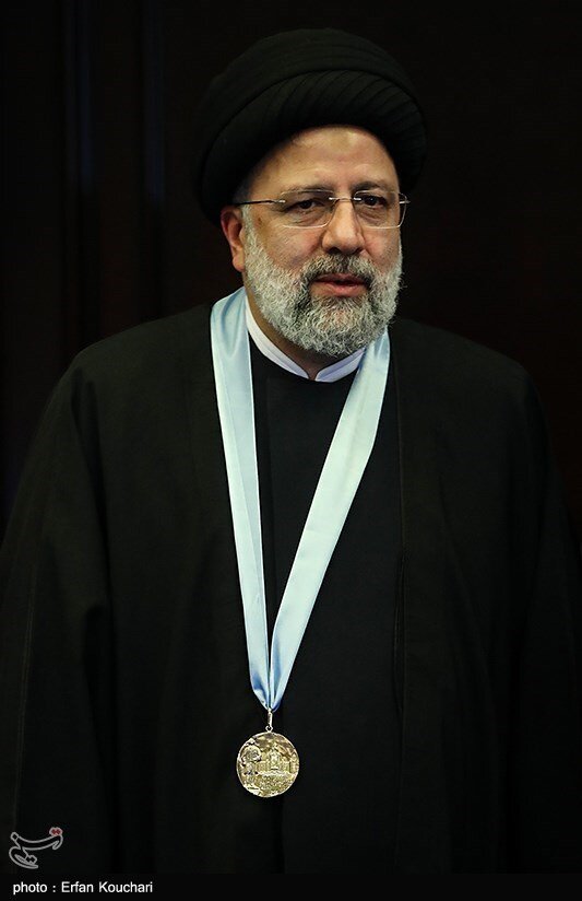 تصاویر چهره رئیسی هنگام دریافت دکتری افتخاری دانشگاه مسکو