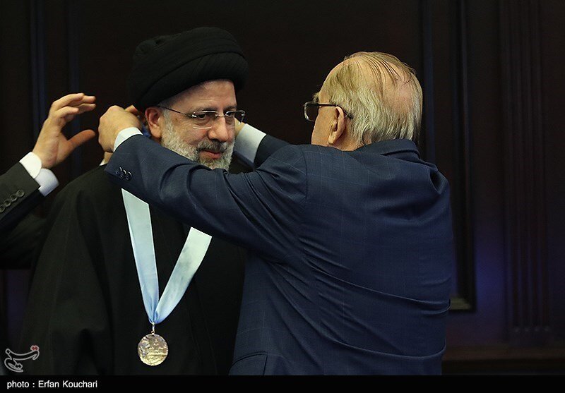 تصاویر چهره رئیسی هنگام دریافت دکتری افتخاری دانشگاه مسکو