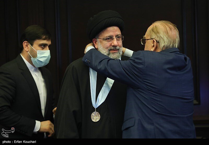 تصاویر چهره رئیسی هنگام دریافت دکتری افتخاری دانشگاه مسکو