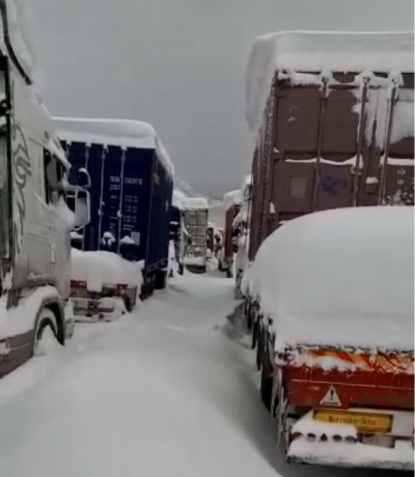 کامیون های در برف مانده