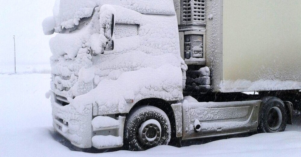 کامیون در برف