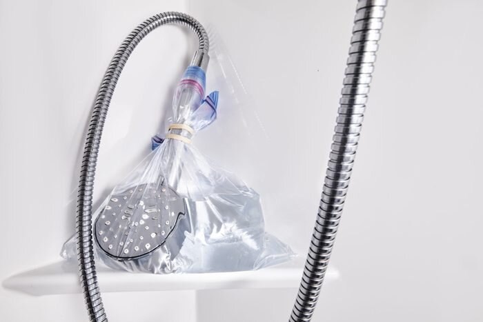 سادهترین راه رسوبزدایی سردوشی حمام