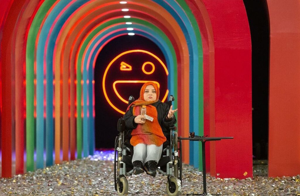 به دنیای استندآپ کمدی نشسته خوش آمدید | استندآپ کمدی نشسته چیست و چه کسانی آن را اجرا میکنند؟