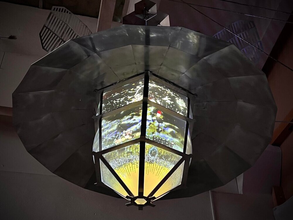 تصاویر | اِلمان شهری که اخبار جعلی را فاش میکند | هشدار «دید باز» به مردم در تاریکی