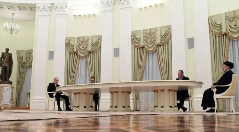 نماز خواندن رئیسی در کرملین با هماهنگی بود؟ | از استقبال نکردن پوتین از رئیسی در فرودگاه تا نبودِ پرچم | آنچه ما از ملاقات ها نمی بینیم!