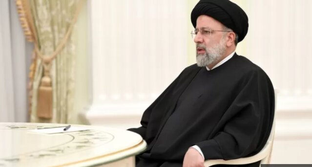 نماز خواندن رئیسی در کرملین با هماهنگی بود؟ | از استقبال نکردن پوتین از رئیسی در فرودگاه تا نبودِ پرچم | آنچه ما از ملاقات ها نمی بینیم!