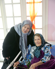 گفتی که میایی پس کی؟ | «رابعه مدنی» و «فراز تاجیک» کنار مادربزرگ‌ها