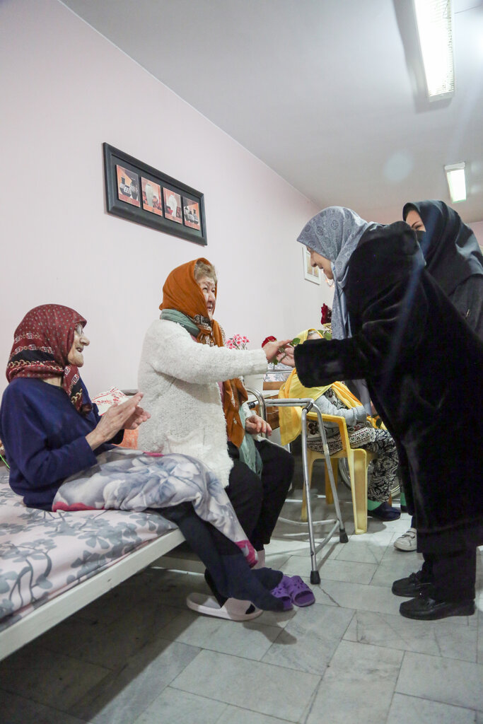 گفتی که میایی پس کی؟ | «رابعه مدنی» و «فراز تاجیک» کنار مادربزرگها