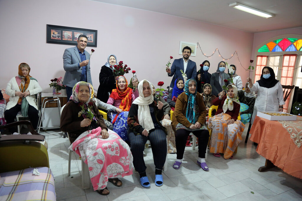 گفتی که میایی پس کی؟ | «رابعه مدنی» و «فراز تاجیک» کنار مادربزرگها