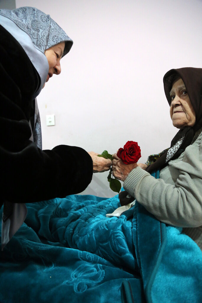 گفتی که میایی پس کی؟ | «رابعه مدنی» و «فراز تاجیک» کنار مادربزرگ‌ها 