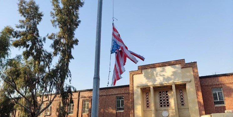 پرچم آمریکا در سفارت سابق