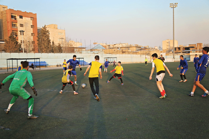 زمینهای چمن محلی در حصار پیمانکاران | محرومیت بچههای محله از امکانات ورزشی