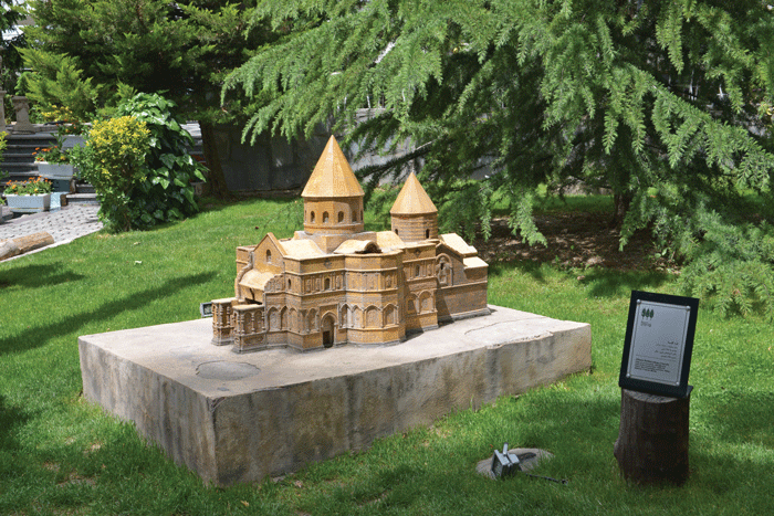 هنر معماران ایرانی یکجا ببینید | ماکت بناهای فاخر ایرانزمین در باغموزه هنر ایرانی