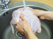 چرا مرغ خام را نباید بشویید؟