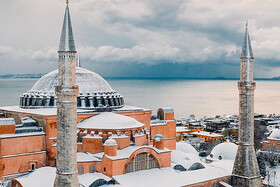زشتی و زیبایی استانبول بعد از بارش بی‌سابقه برف در این شهر | از زیبایی یک پدر بهشتی تا پیاده‌روی مسافران در باند فرودگاه!
