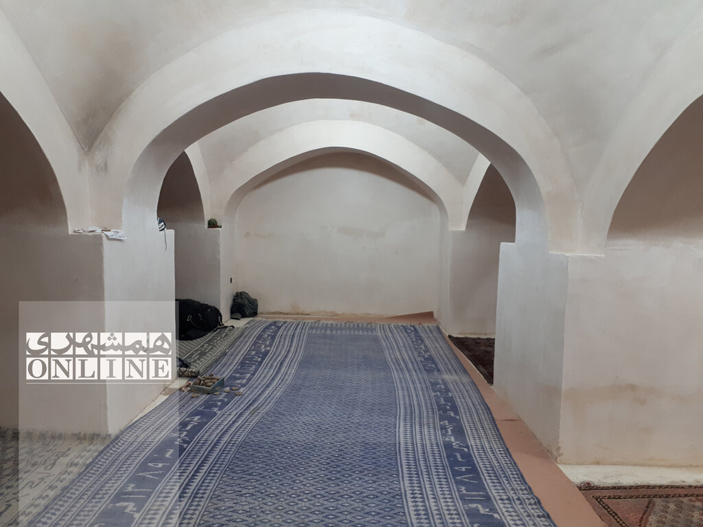 ببینید | معماری عجیب یک مسجد در اصفهکِ طبس | ستون‌های خشتی که کار بی‌سیم را می‌کنند