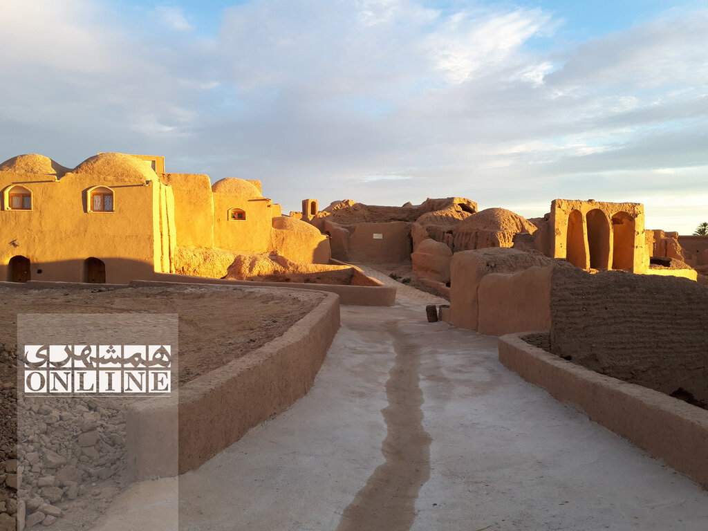 ببینید | معماری عجیب یک مسجد در اصفهکِ طبس | ستونهای خشتی که کار بیسیم را میکنند