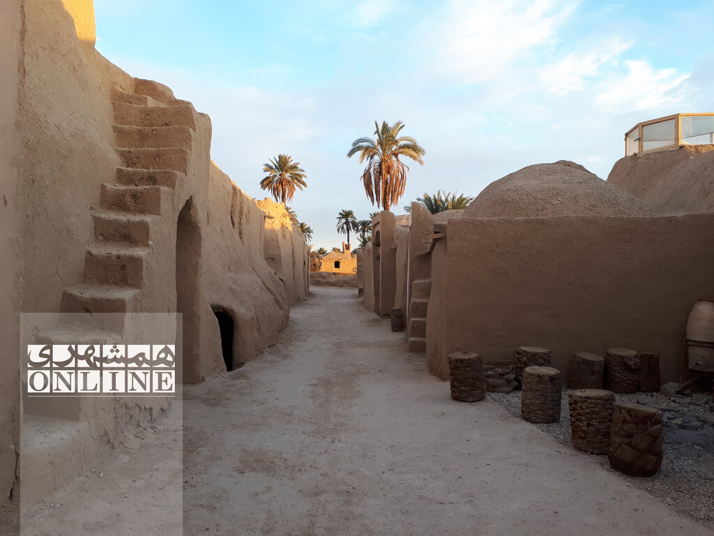 ببینید | معماری عجیب یک مسجد در اصفهکِ طبس | ستونهای خشتی که کار بیسیم را میکنند