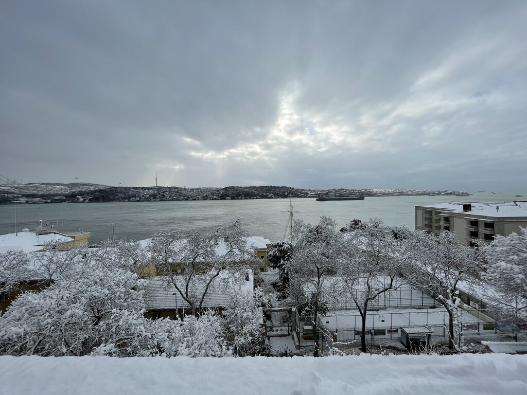 زشتی و زیبایی استانبول بعد از بارش بی‌سابقه برف در این کشور | از زیبایی یک پدر بهشتی تا پیاده‌روی مسافران در باند فرودگاه!
