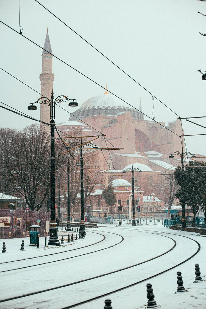 زشتی و زیبایی استانبول بعد از بارش بی‌سابقه برف در این کشور | از زیبایی یک پدر بهشتی تا پیاده‌روی مسافران در باند فرودگاه!
