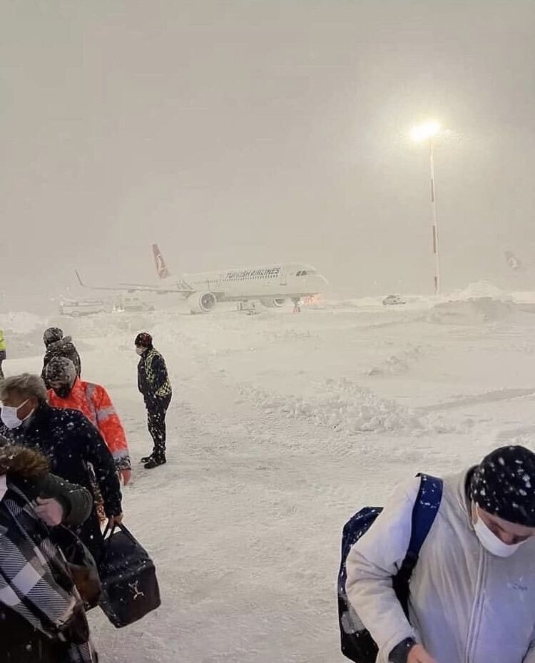 زشتی و زیبایی استانبول بعد از بارش بی‌سابقه برف در این کشور | از زیبایی یک پدر بهشتی تا پیاده‌روی مسافران در باند فرودگاه!
